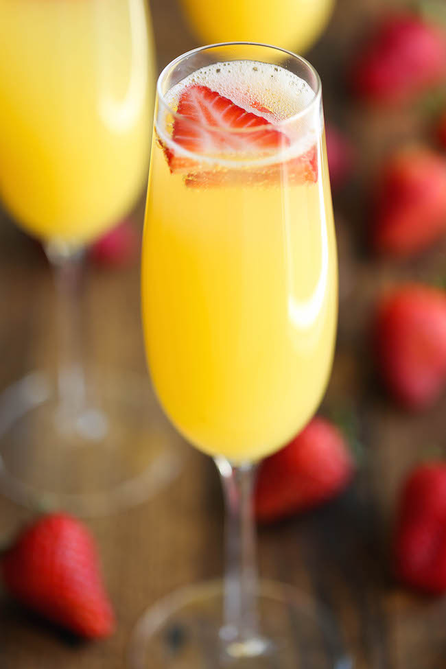 Strawberry Pineapple Mimosas - The easiest, quickest, and best 4-ingredient mimosa ever. And all you need is just 5 min to whip this up!
