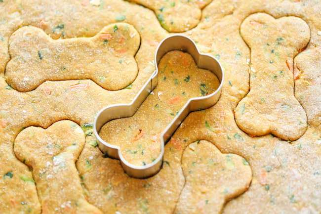 Spinach, Carrot and Zucchini Dog Treats - DIY dog treats that are nutritious, healthy and so easy to make. Plus, your pup will absolutely LOVE these!