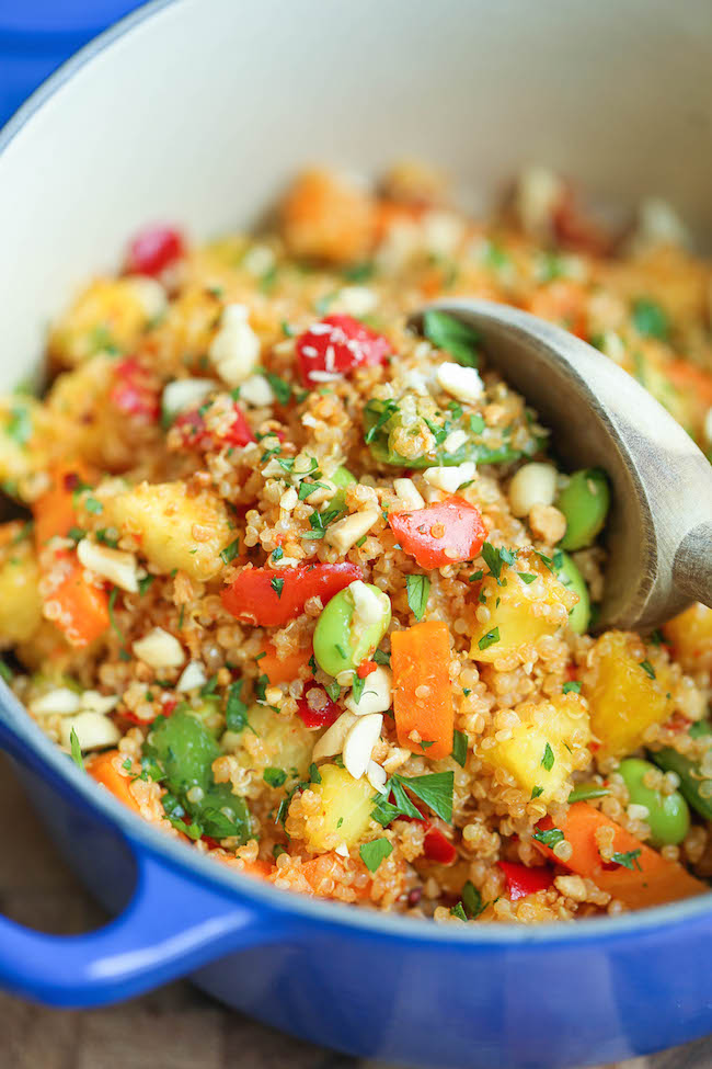 Cơm chiên Dứa Thái - Cuối cùng, một món cơm chiên ngon lành, thịnh soạn làm từ quinoa!  Và nó kết hợp với nhau chỉ trong 10 phút - không cần cắt xén hay cắt nhỏ ở đây!