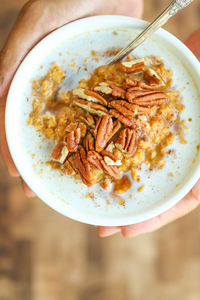 Pumpkin Pie Oatmeal - Yes, pumpkin pie for breakfast is completely acceptable! And it's not only super healthy but this comes together in just 10 min! EASY!