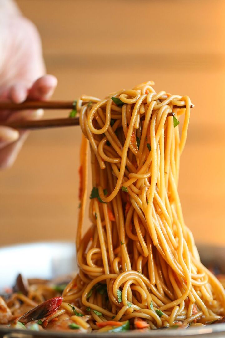 Asian Garlic Noodles - Easy peasy Asian noodle stir-fry using pantry ingredients that you already have on hand. Quick, no-fuss, and made in less than 30min!