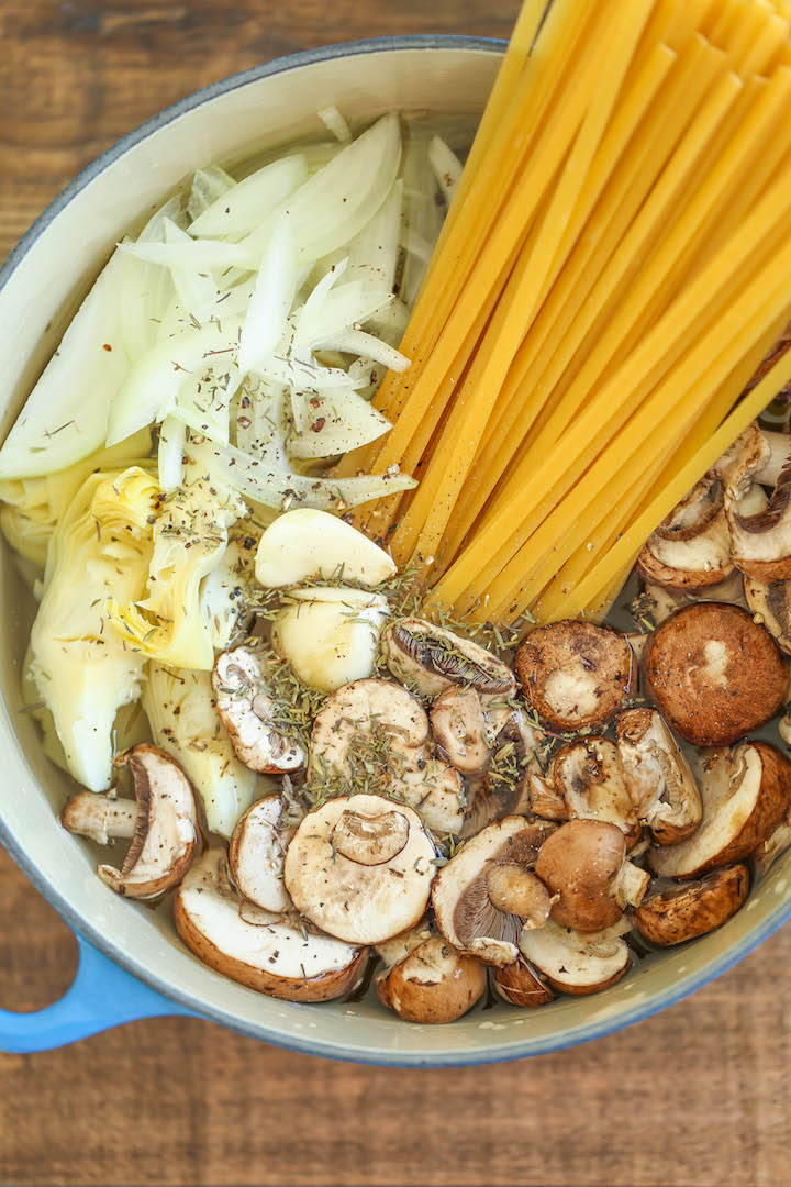 Pâtes à l'artichaut, épinards et champignons One Pot - Simples, savoureuses, copieuses et à seulement 25 minutes du début à la fin.  Et un seul pot !  De quoi d'autre avez-vous besoin?