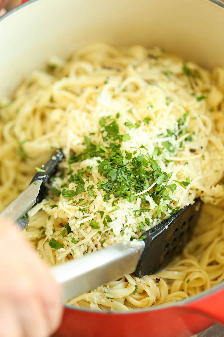 Spaghetti à l'ail et au parmesan - 5 ingrédients.  20 minutes.  Avec du beurre fondu, de l'ail et du parmesan fraîchement râpé.  Une combinaison gagnante pour TOUTE la famille !