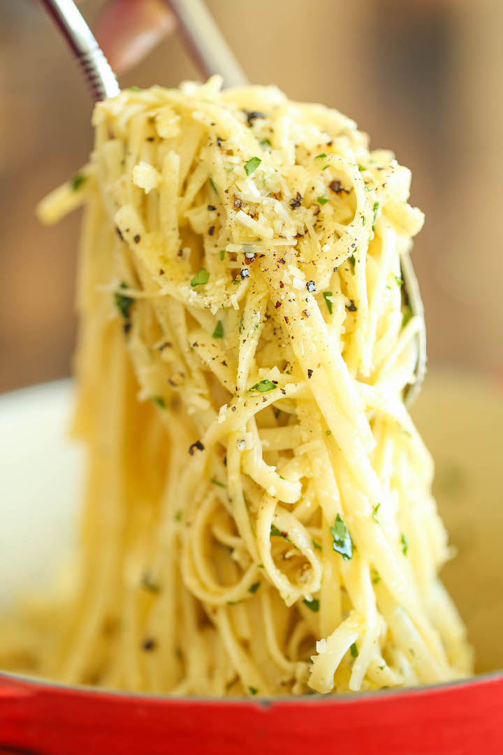 Spaghetti à l'ail et au parmesan - 5 ingrédients.  20 minutes.  Avec du beurre fondu, de l'ail et du parmesan fraîchement râpé.  Une combinaison gagnante pour TOUTE la famille !