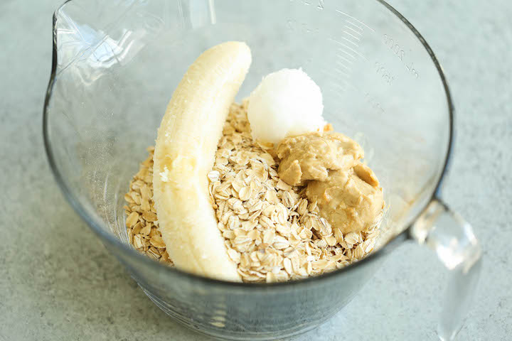 Friandises pour chiens au beurre de cacahuète et à la banane - Tout ce dont vous avez besoin est de 4 ingrédients pour ces friandises hypoallergéniques !  Et l'huile de noix de coco les rend si SAIN pour votre chiot !