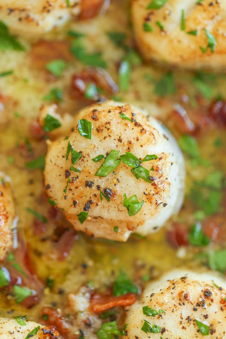 Bacon Scallops with Garlic Butter Sauce - Crisp bacon, tender-melt-in-your mouth scallops with the most heavenly butter sauce. So fancy yet so easy!