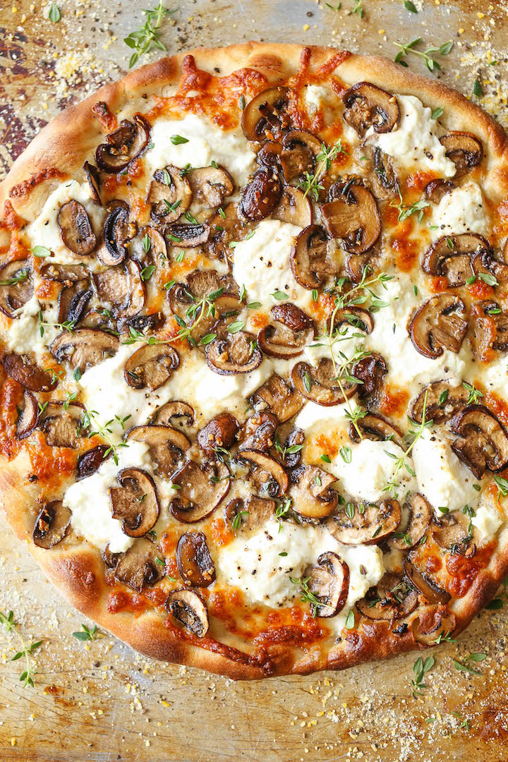 White Mushroom Pizza - The BEST pizza for all cheese and mushroom lovers! Loaded with 2 types of cheese and garlic herb sautéed mushrooms!! AMAZING.