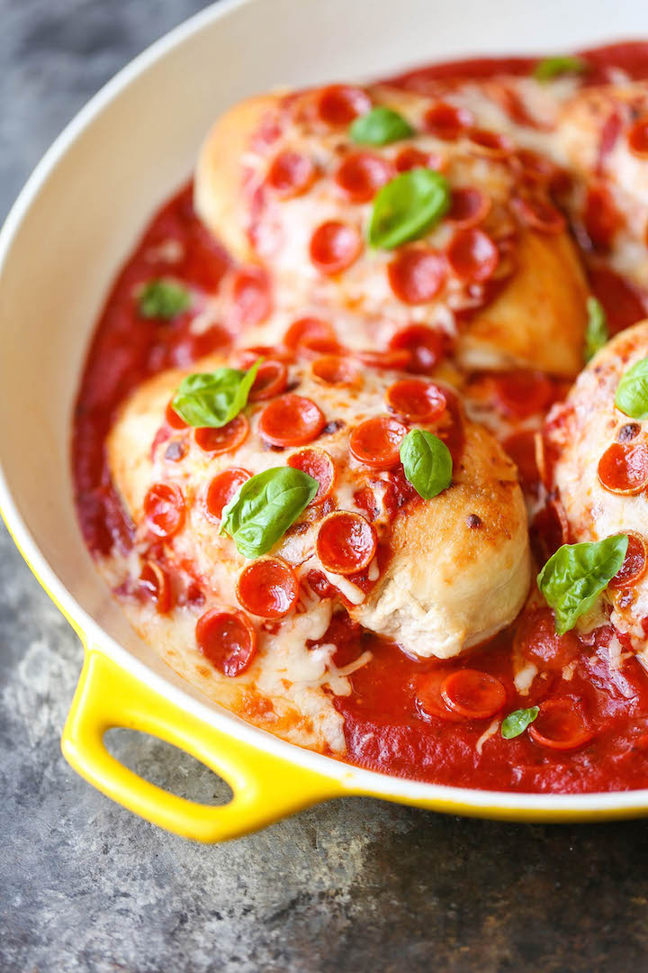 One Pan Pizza Chicken - Win win chicken dinner! A ONE PAN meal. And it's a LOW CARB cheesy goodness meal for the whole family to enjoy on a busy weeknight!