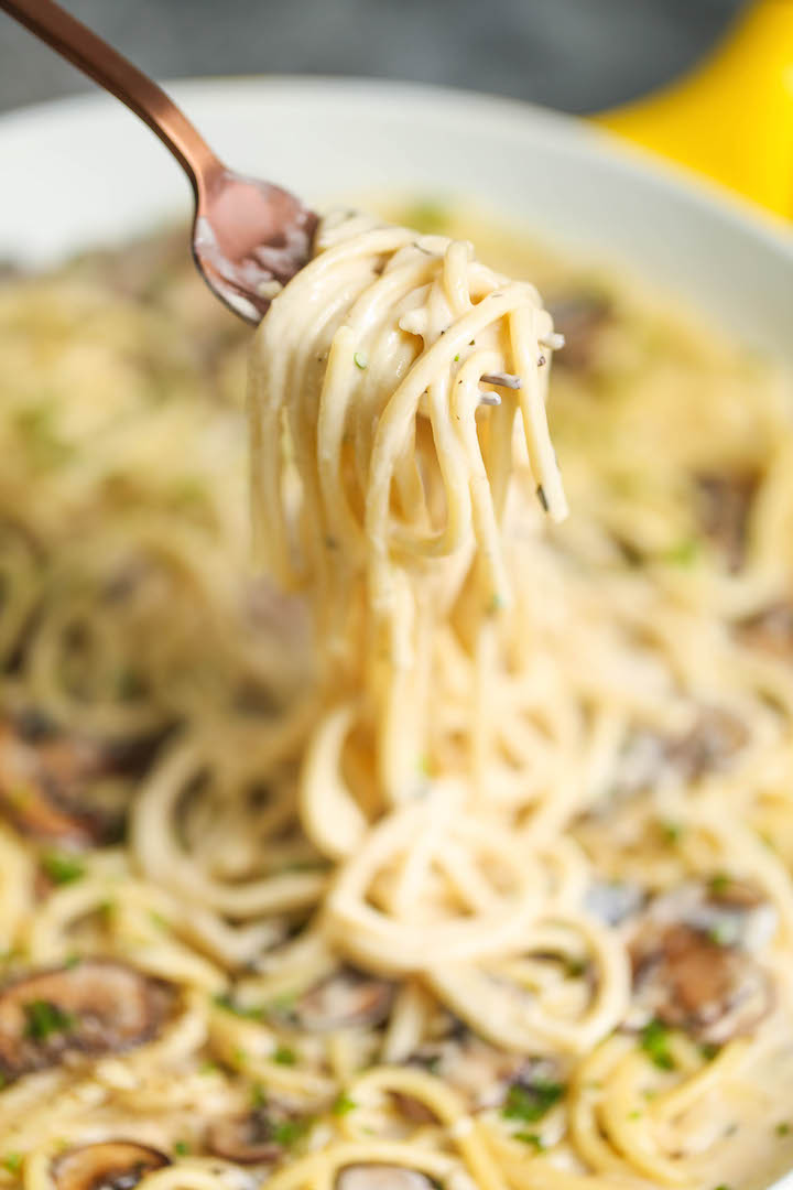 Spaghetti with Mushroom Herb Cream Sauce - The most amazing creamy mushroom sauce (made from scratch!) in less than 30 min! Use any pasta of your choice!
