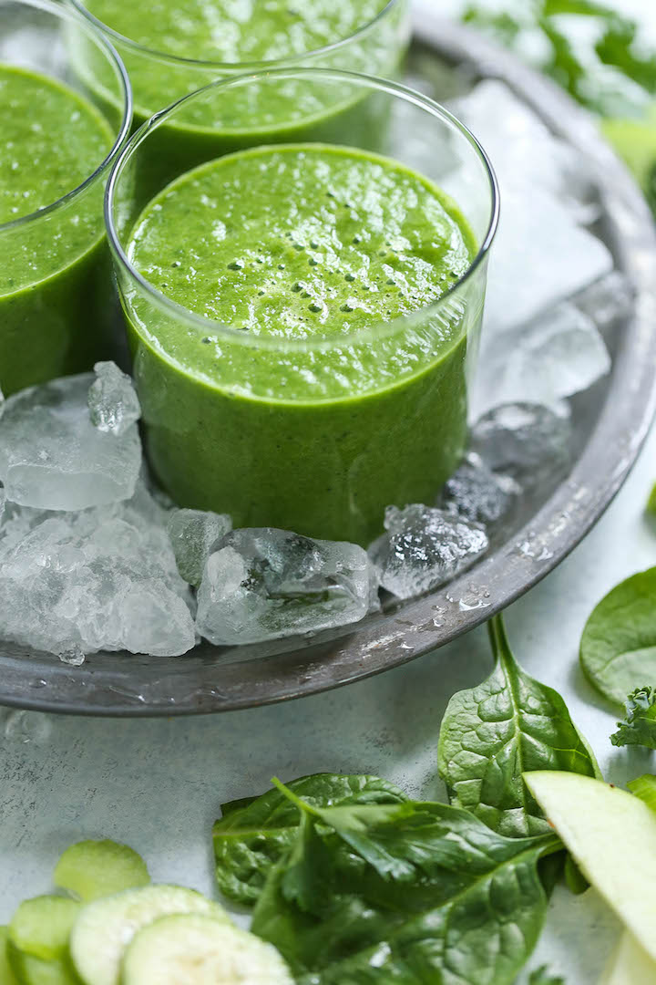 Green Detox Smoothie - Feel your best with this healthy, nutrient-rich, bikini-ready green smoothie! Loaded with powerful superfoods like spinach and kale, celery, apple, banana and ginger! Just 136 calories per serving.