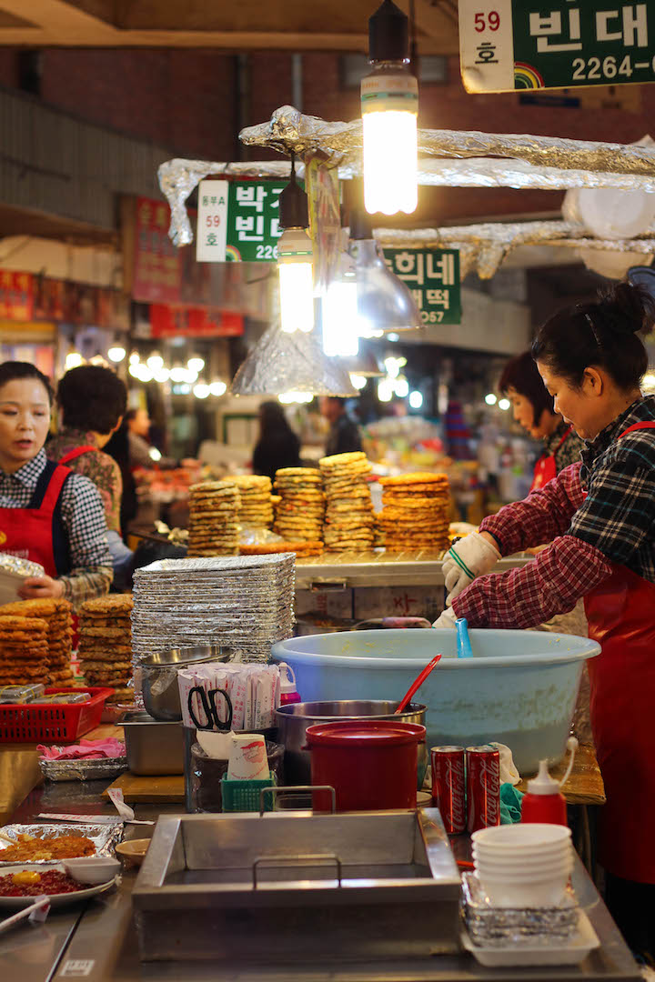 What to Eat in Seoul, South Korea - The ULTIMATE Seoul travel guide of Korean food! The most amazing, cheap and must eat street foods for all foodie lovers! 