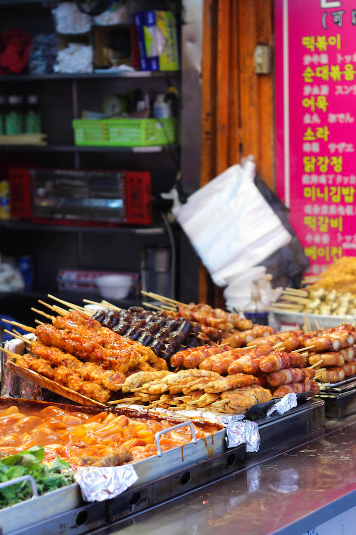 Корея фуд. Южная Корея уличная еда Сеул. Корейский стрит фуд в Сеуле. Фаст фуд в Корее. Уличная корейская еда в Сеуле.
