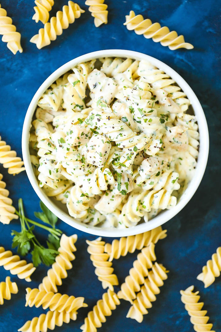 One Pot Creamy Chicken Alfredo - A super simple, easy peasy chicken alfredo dinner! Everything – the chicken and even the pasta – all gets cooked in ONE single pot. Hello? Easiest clean up ever, right?!