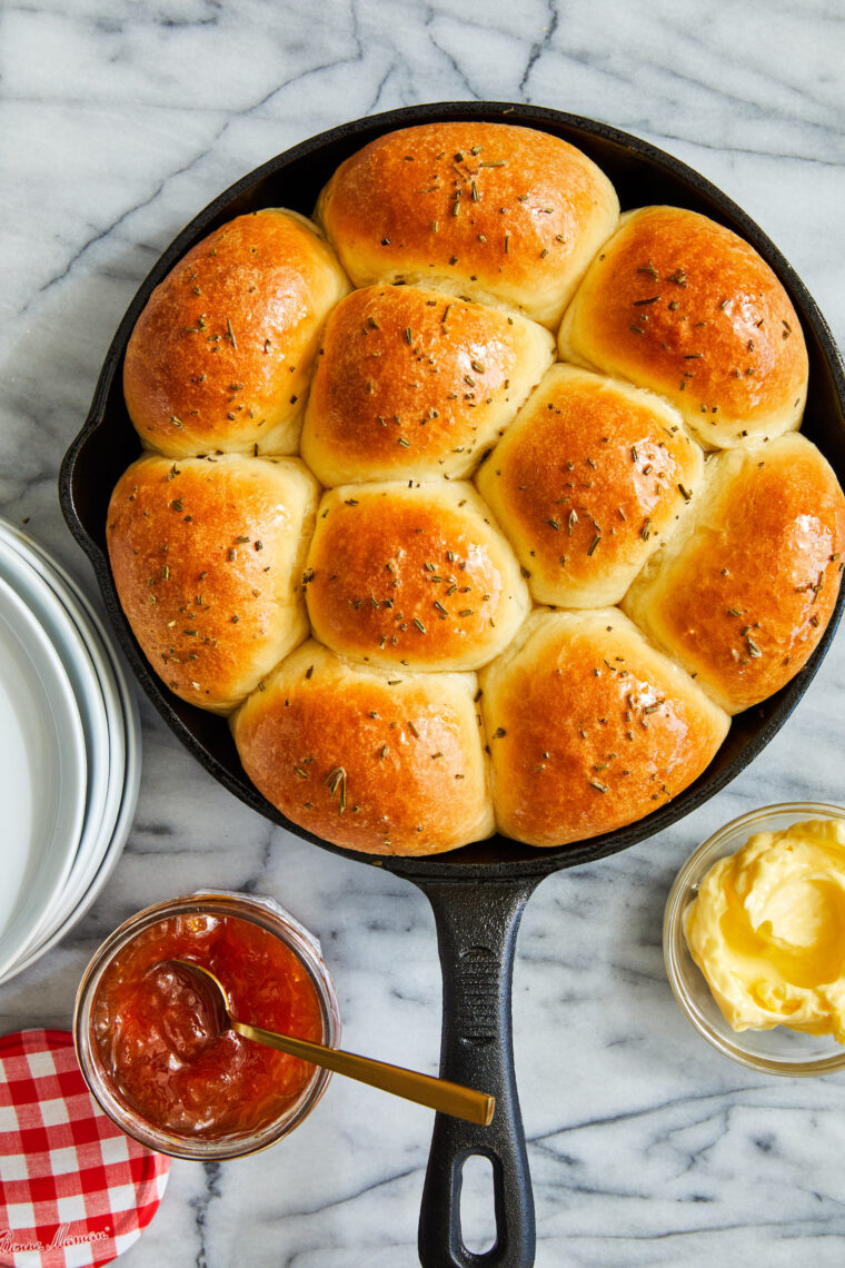 Easy Skillet Dinner Rolls - Nothing beats warm, super soft, fluffy, melt-in-your-mouth homemade dinner rolls. No more store-bought rolls!
