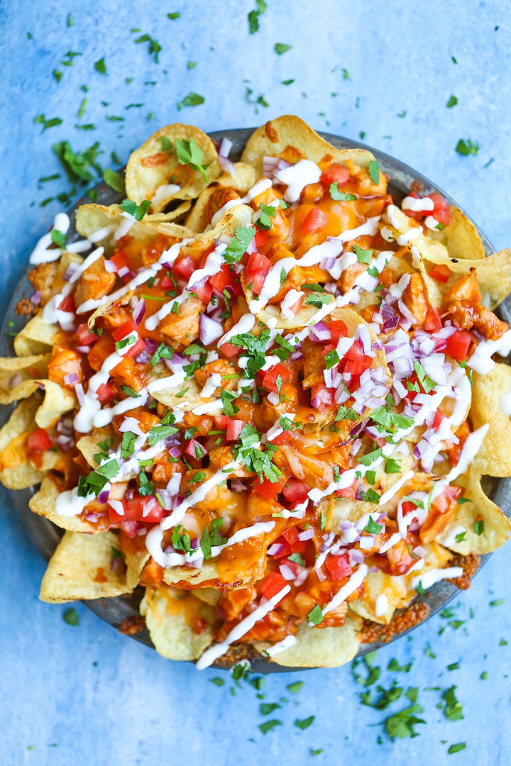 Nachos cu pui BBQ încărcați - Salutați cei mai buni nachos EVER! Încărcați cu bucățele de pui BBQ perfect fraged, două tipuri de brânzeturi, roșii, ceapă, smântână, coriandru și chipsuri de cartofi! Garantat să fie o plăcere pentru mulțime. ÎȚI PROMIT!