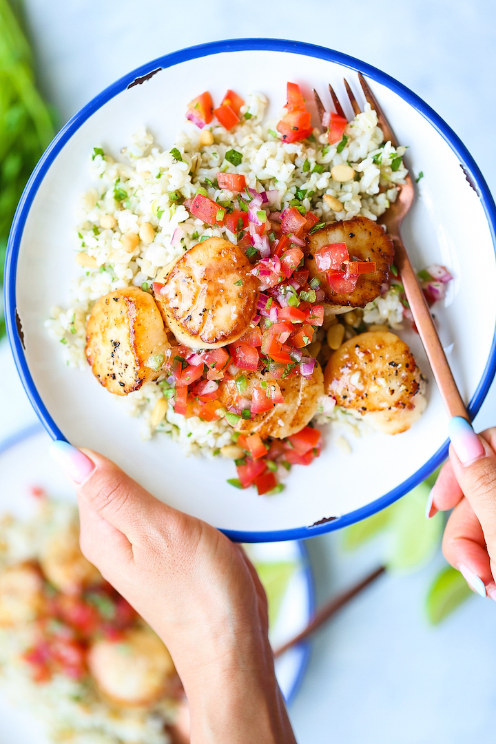 Garlic Butter Scallop Bowls - The butteriest, garlicky scallops ever! It just melts in your mouth! Served with the best cilantro lime rice + pico de gallo!