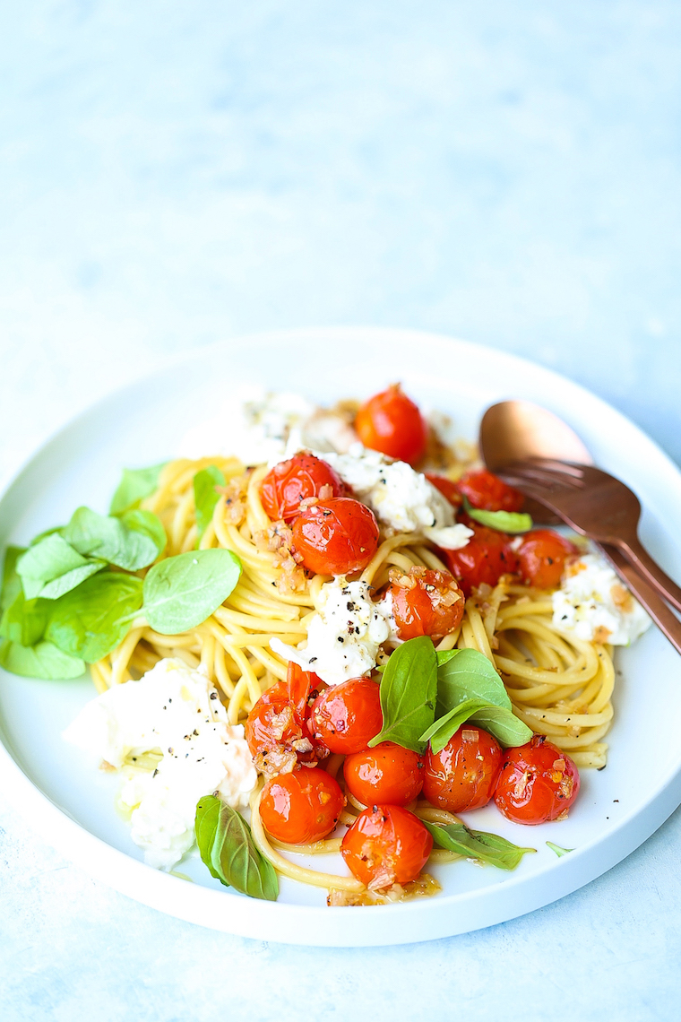 Summer Spaghetti with Tomatoes and Burrata - The quickest 25 min meal ever! This is so simple yet so amazingly good with fresh tomatoes, basil and burrata!