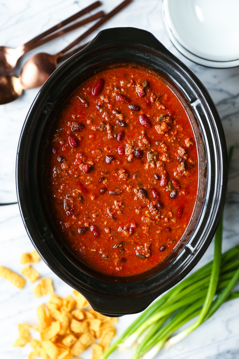 Easy Slow Cooker Chili - Come home to the best homemade chili! It's an amazingly hearty, cozy beef chili that cooks low and slow for 8 hrs in the crockpot!