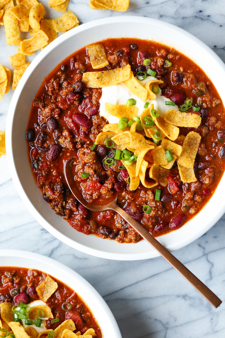 Easy Slow Cooker Chili - Come home to the best homemade chili! It's an amazingly hearty, cozy beef chili that cooks low and slow for 8 hrs in the crockpot!