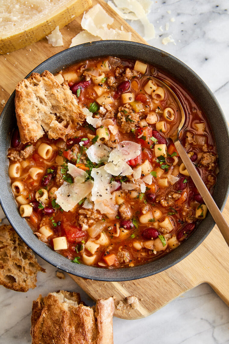 Slow Cooker Olive Garden Pasta e Fagioli - Everyone's FAVORITE Olive Garden soup made so easily in the crockpot! Just set it and forget it!