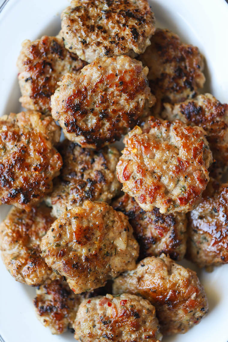 Homemade Breakfast Sausage - Nothing beats homemade! These sausage patties are so so easy to make and they're also freezer-friendly. Win-win!