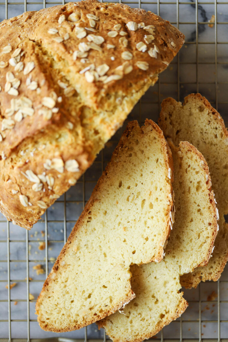 Pan sin levadura: sí, puede hacer un hermoso pan de campo casero sin levadura, agentes leudantes o agentes leudantes. Es tan rápido y fácil de hacer. eso es bueno.