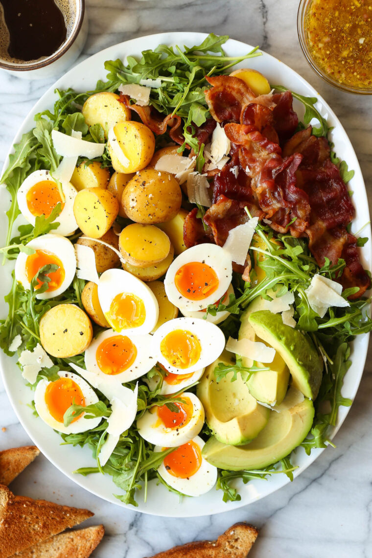 Салат на завтрак — завтрак, ради которого стоит проснуться!  Со свежей зеленью, хрустящим беконом, яйцами с джемом и пикантным, пикантным соусом из горчицы!