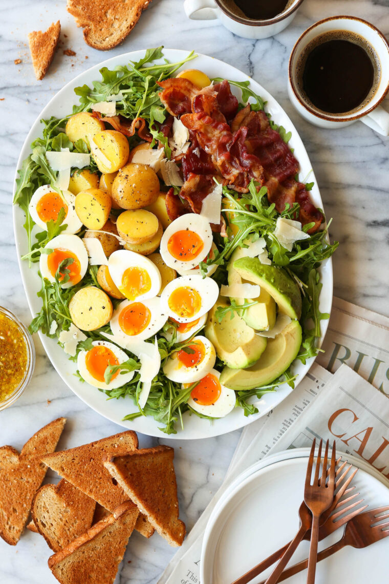 Салат на завтрак — завтрак, ради которого стоит проснуться!  Со свежей зеленью, хрустящим беконом, яйцами с джемом и пикантным, пикантным соусом из горчицы!