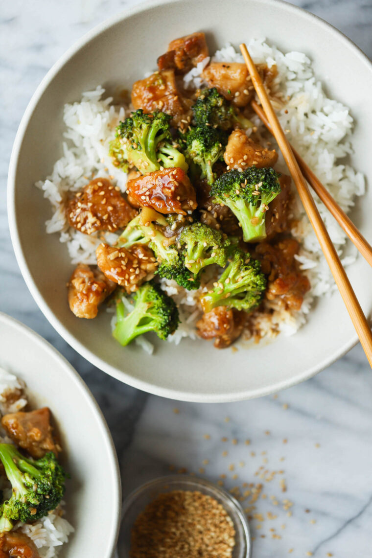 Chicken and Broccoli Stir Fry - The easiest stir-fry you will ever make! With the juiciest, tender chicken bites and sneaked in veggies!