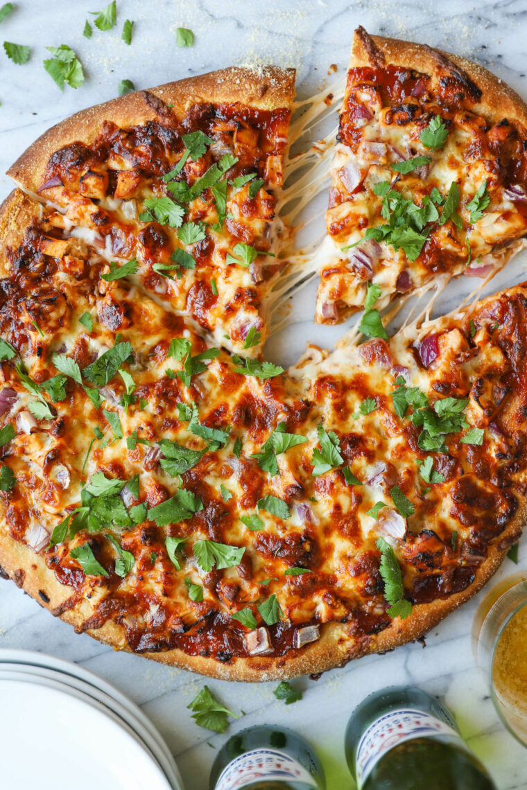 Pizza de pollo a la barbacoa: ¡puede usar masa de pizza casera (o comprada en la tienda) y pollo asado sobrante para preparar la mejor (más rápida) cena!