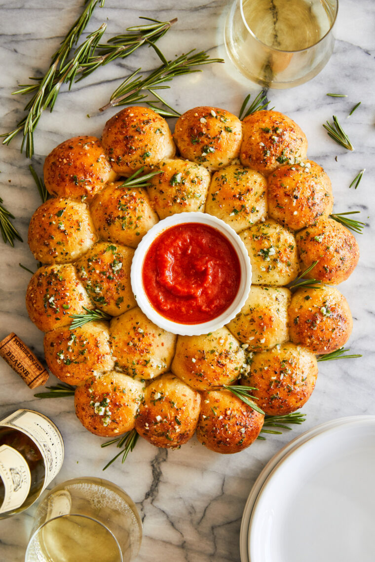 Pull Apart Bread Wreath of Garlic - Warm, soft, pillow-covered bread bites, choked with garlic and buttery skies.  Absolute crowd favorite!