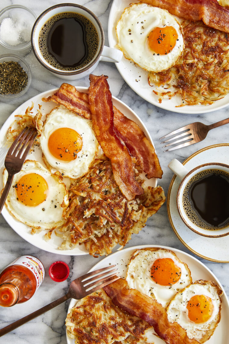 Homemade Crispy Hash Browns - Quick, easy and SO INCREDIBLY CRISPY! Comes out perfect every single time. Serve with ketchup and hot sauce!