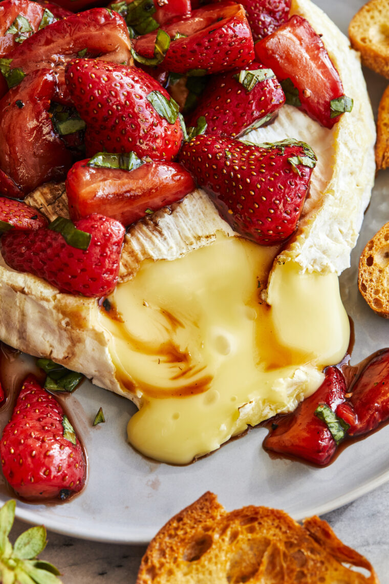 Brie au four aux fraises - Un apéritif que tout le monde adorera!  Brie chaud et fondu garni de tous les bienfaits du miel, du basilic et de la fraise.  SI BON!