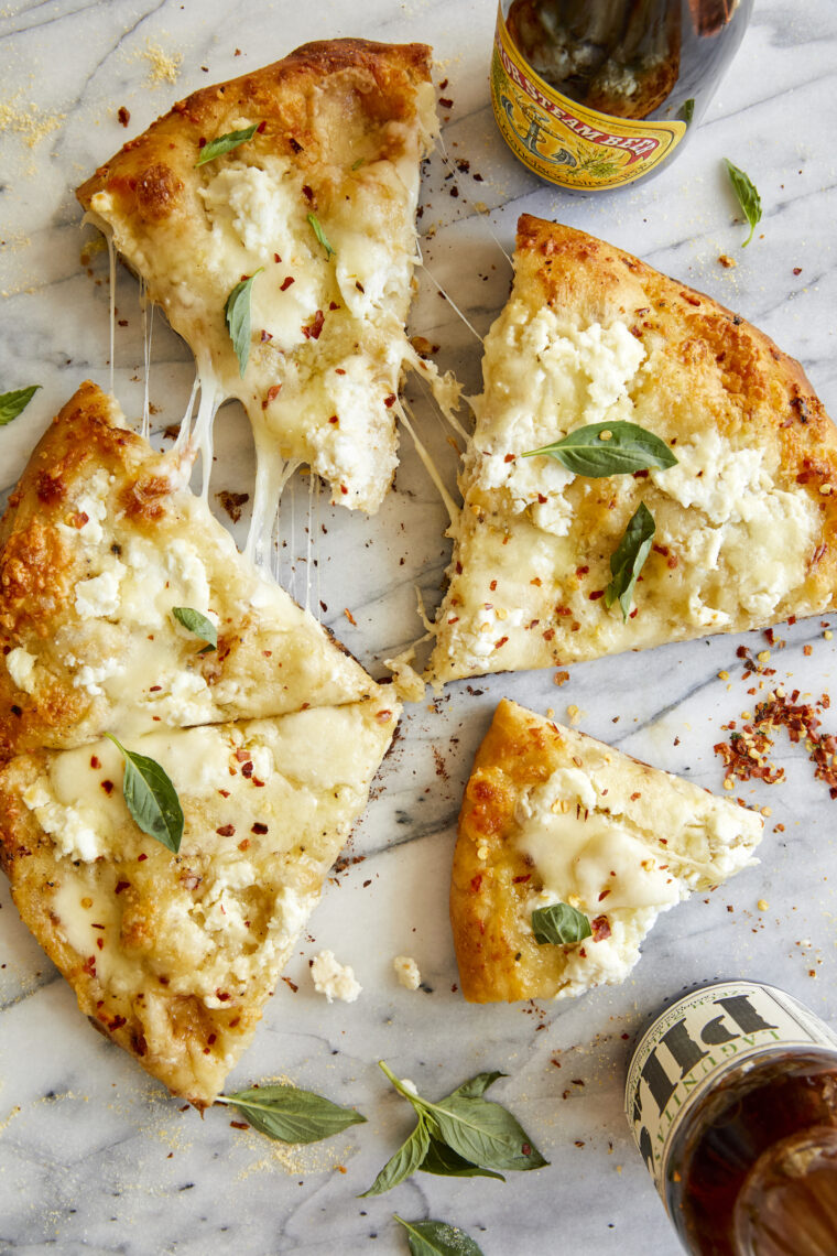 Pizza blanca: hecha con 3 quesos diferentes (¡aquí no hay salsa de tomate!) y cubierta con aceite de oliva virgen extra con sabor a ajo.  ¡Sí, por favor!