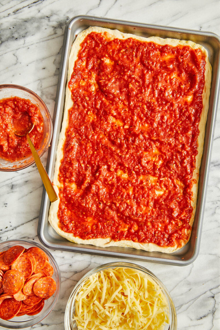 Sheet Pan Pizza - ¡TAN FÁCIL + apto para familias!  Manténgalo simple con queso o agregue todos sus ingredientes favoritos: ¡pepperoni, salchichas y/o verduras!