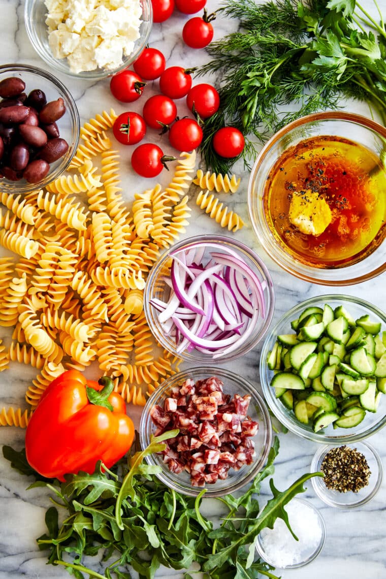 Den bästa pastasalladen - Det enda receptet du behöver här!  Så fräscht, så pigg och säker på att bli en hit hos ALLA på middag, potluck och picknick!