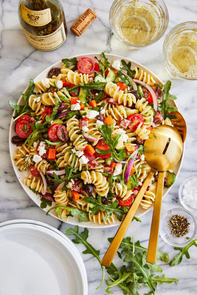 Den bästa pastasalladen - Det enda receptet du behöver här!  Så fräscht, så pigg och säker på att bli en hit hos ALLA på middag, potluck och picknick!