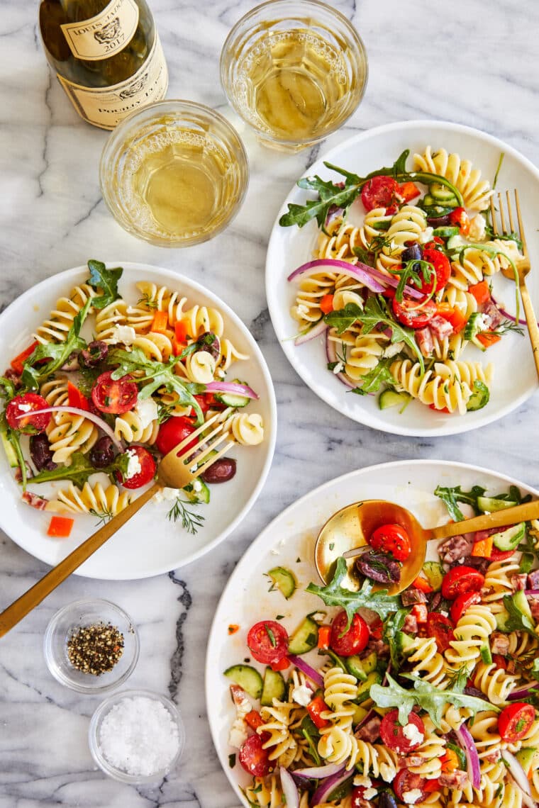 Den bästa pastasalladen - Det enda receptet du behöver här!  Så fräscht, så pigg och säker på att bli en hit hos ALLA på middag, potluck och picknick!