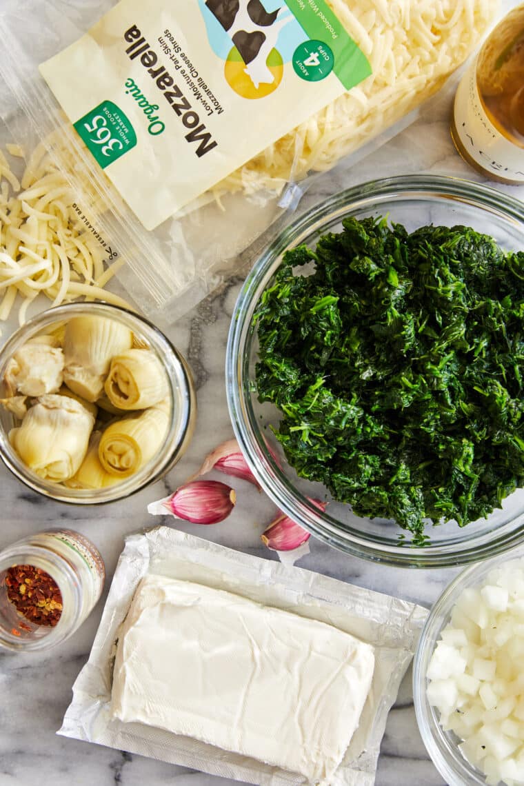 Salsa piccante di spinaci e carciofi - La migliore salsa di spinaci e carciofi!  Così di formaggio, così ricco, così cremoso, così puzzolente facile.  Sicuramente per accontentare tutti!