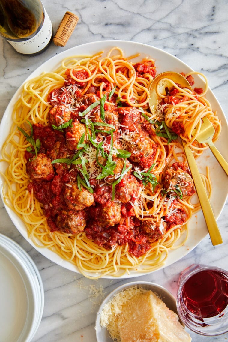 Klassieke spaghetti en gehaktballen - Klassiek, eenvoudig diner zonder gedoe hier met de meest malse en sappige zelfgemaakte gehaktballen en spaghettisaus!