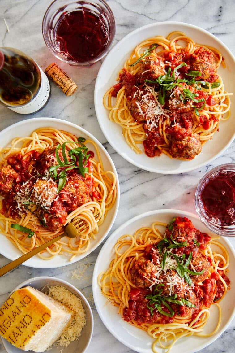 Klassieke spaghetti en gehaktballen - Klassiek, eenvoudig diner zonder gedoe hier met de meest malse en sappige zelfgemaakte gehaktballen en spaghettisaus!