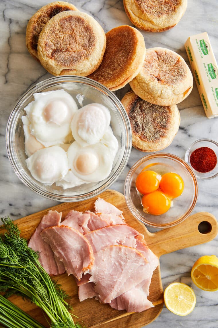 Классические яйца Бенедикт - действительно ЛУЧШИЙ рецепт яиц Бенедикт, который вы можете приготовить прямо дома!  Приготовлен со сливочным соусом бенедикт (голландез).