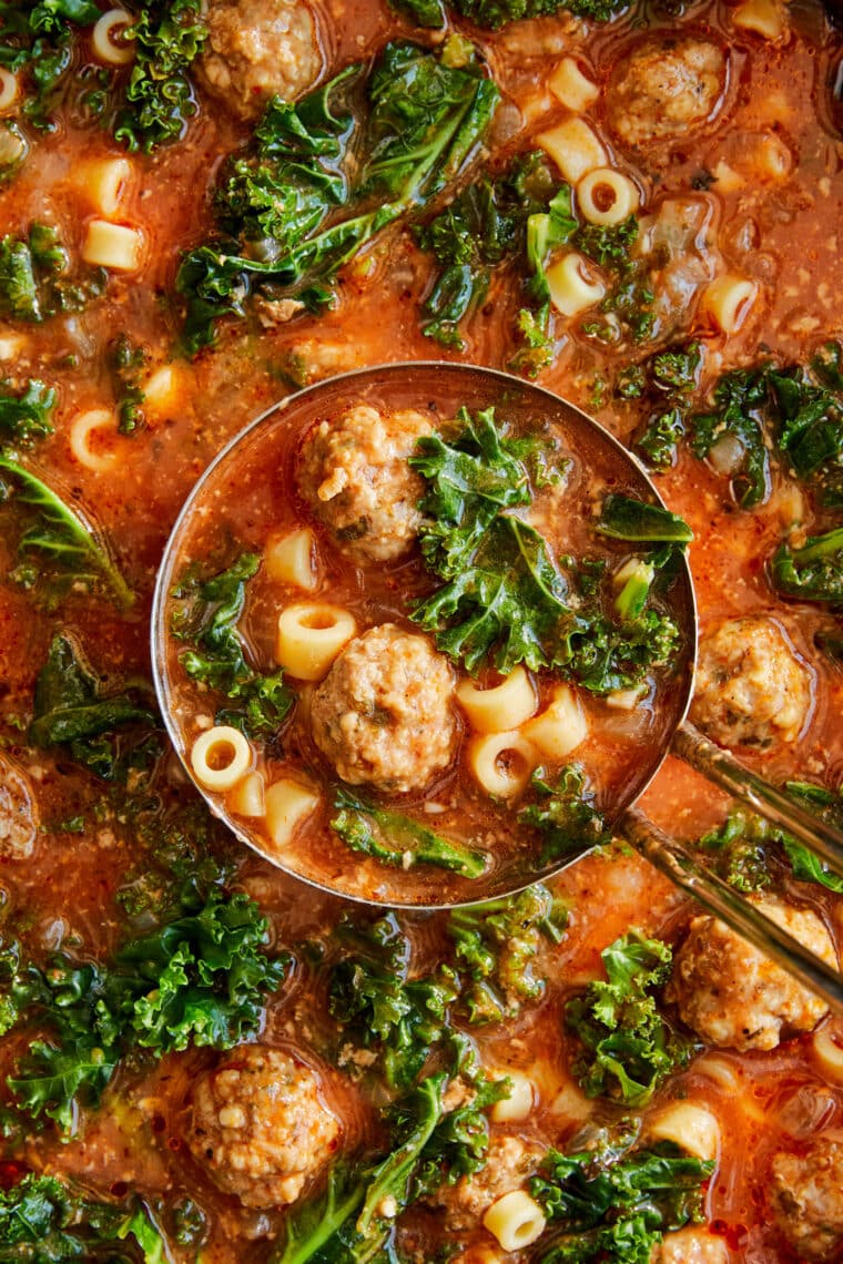 Zuppa di polpette italiana - La zuppa PIÙ ACCOGLIENTE con polpette fatte in casa, tenere e succose, piccoli spaghetti di pasta (pasta ditalini) e verdure intrise di verdure!