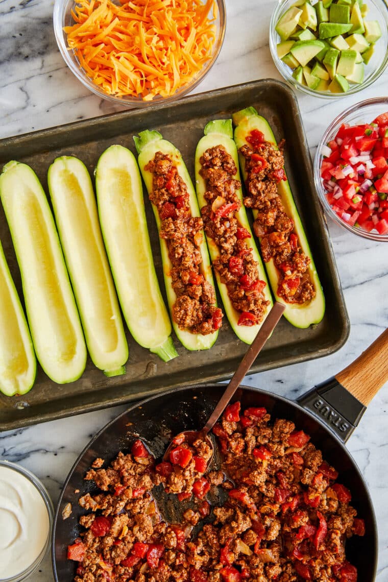 Taco Zucchini Boats - Uma receita de jantar com baixo teor de carboidratos para toda a família!  Recheado com carne moída e tempero de taco, assado com perfeição de queijo.