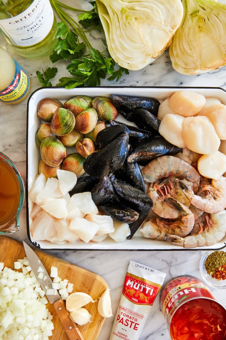 Easy Cioppino (Cozido de Frutos do Mar) - O MELHOR ensopado de frutos do mar de todos os tempos, carregado com amêijoas, mexilhões, bacalhau, camarão e vieiras.  Tão aconchegante, tão saudável, tão fácil.