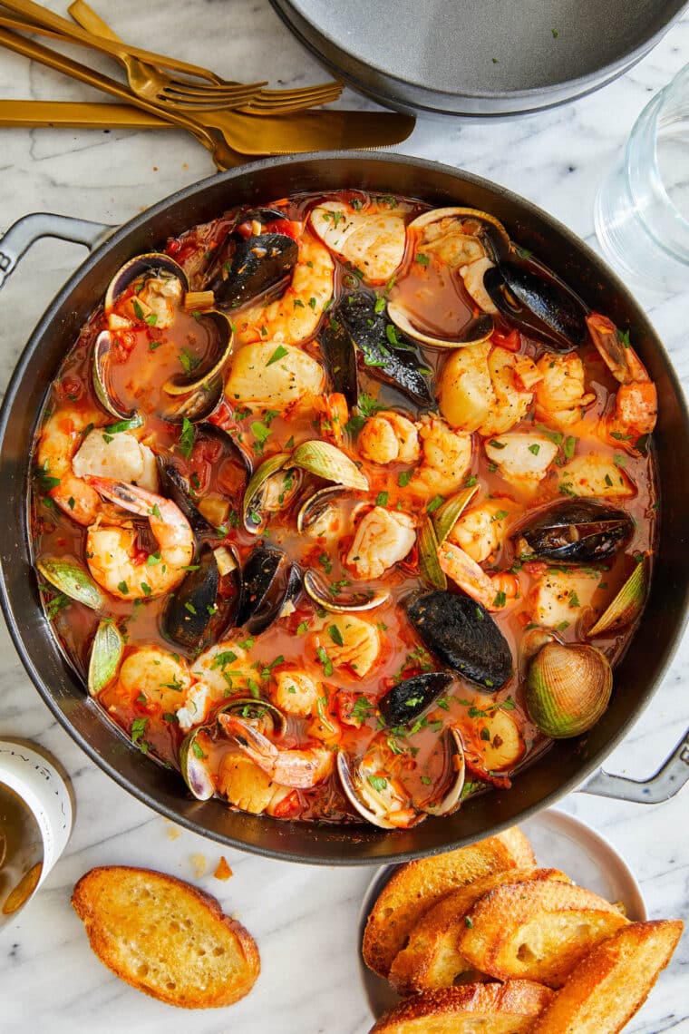 Easy Cioppino (Cozido de Frutos do Mar) - O MELHOR ensopado de frutos do mar de todos os tempos, carregado com amêijoas, mexilhões, bacalhau, camarão e vieiras.  Tão aconchegante, tão saudável, tão fácil.