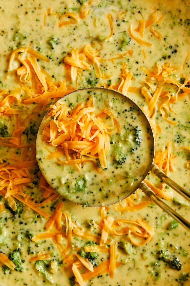 Sopa de brócoli y queso cheddar: ¡LA MEJOR sopa de brócoli y queso que jamás haya existido!  Tan cremoso, tan cursi.  ¡Perfecto para esas noches ocupadas entre semana + comedores quisquillosos!