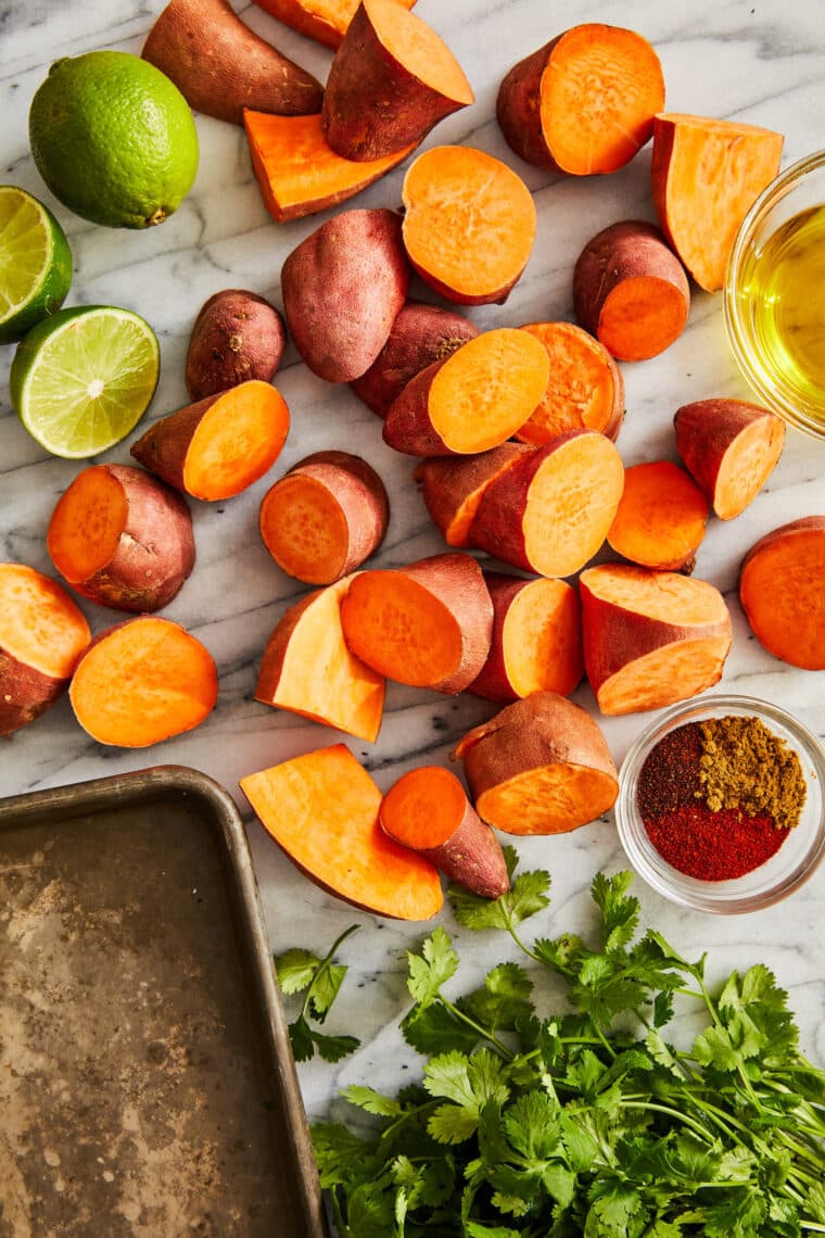 Batata-doce assada - Batata-doce incrivelmente crocante assada com perfeição.  Um acompanhamento vegetariano rápido e fácil para qualquer refeição!