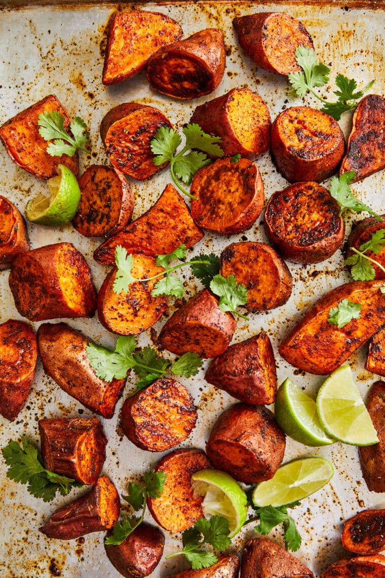 Batata-doce assada - Batata-doce incrivelmente crocante assada com perfeição.  Um acompanhamento vegetariano rápido e fácil para qualquer refeição!