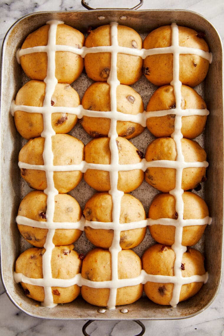 Hot Cross Buns - Pãezinhos quentes caseiros que são tão macios, fofos + ligeiramente doces.  Uma necessidade absoluta para a Páscoa - eles vão desaparecer tão rápido!